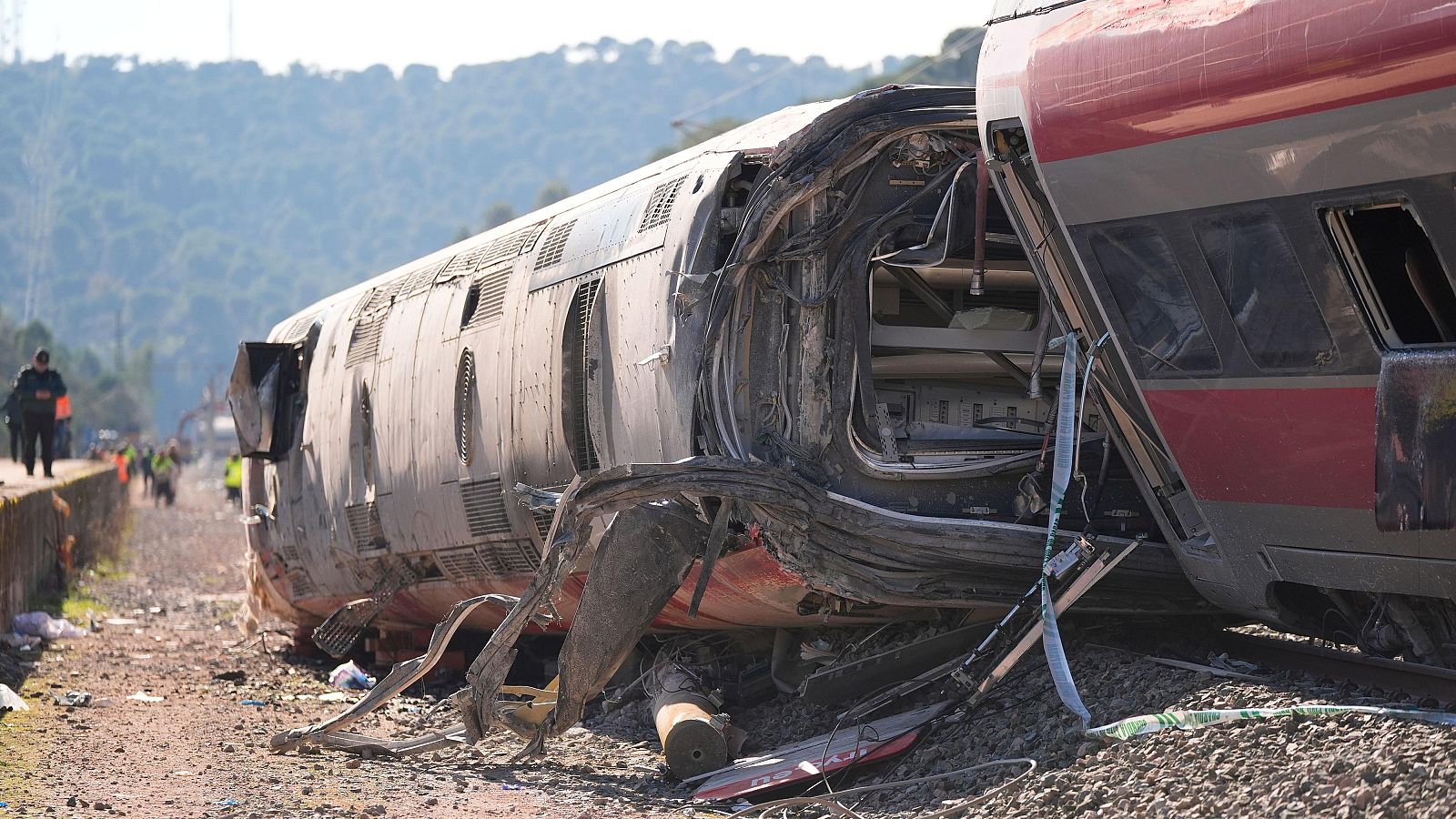 Los vagones del tren Iryo permanecen junto a las vías en Adamuz