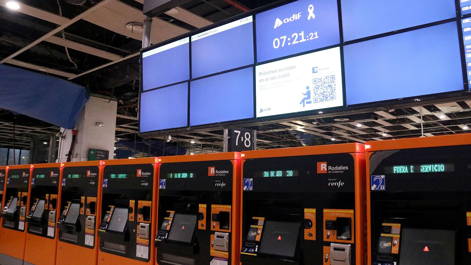 Totes les pantalles informatives de les sortides i arribades de trens de Rodalies i Regionals a Sants Estació  (ACN | Guifré Jordan)