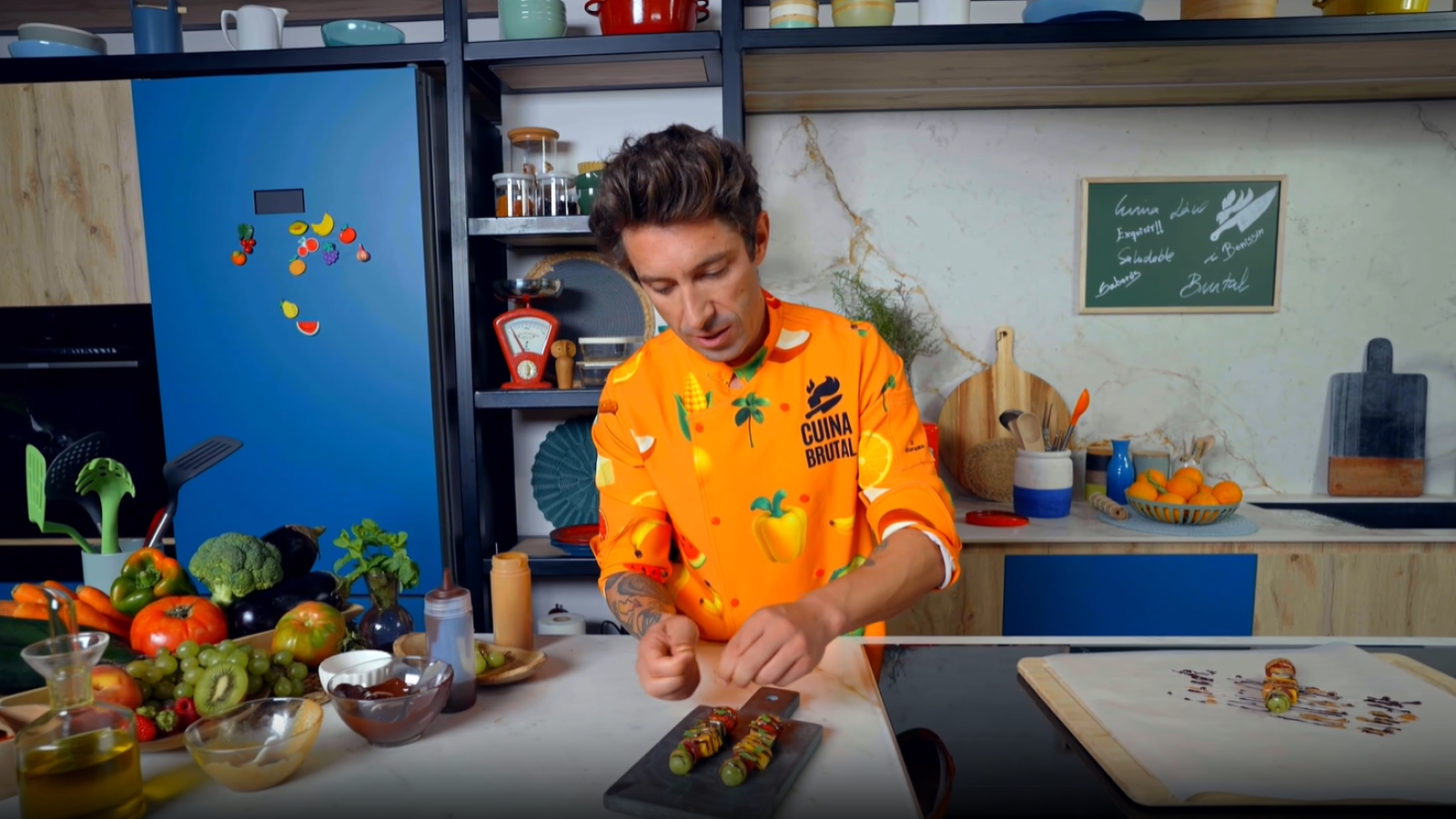 Broquetes de fruita amb xocolata i mantega de cacauet