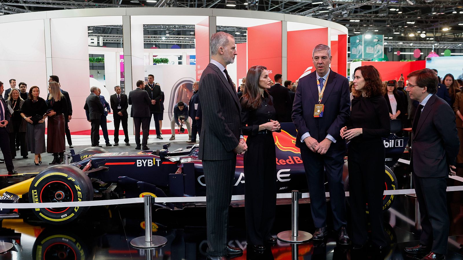 Felipe VI y Letizia conversan con el presidente de Ifema, Isabel Díaz Ayuso y José Luis Martínez-Almeida, durante la inauguración oficial de Fitur.