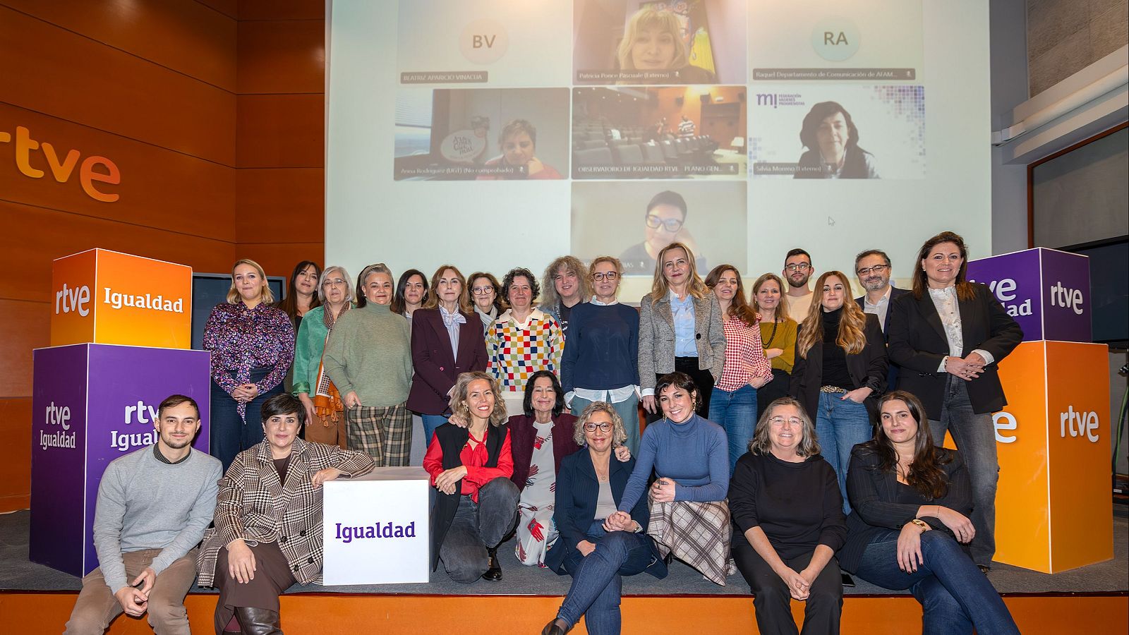 Foto de grupo del plenario del Observatorio de Igualdad de RTVE