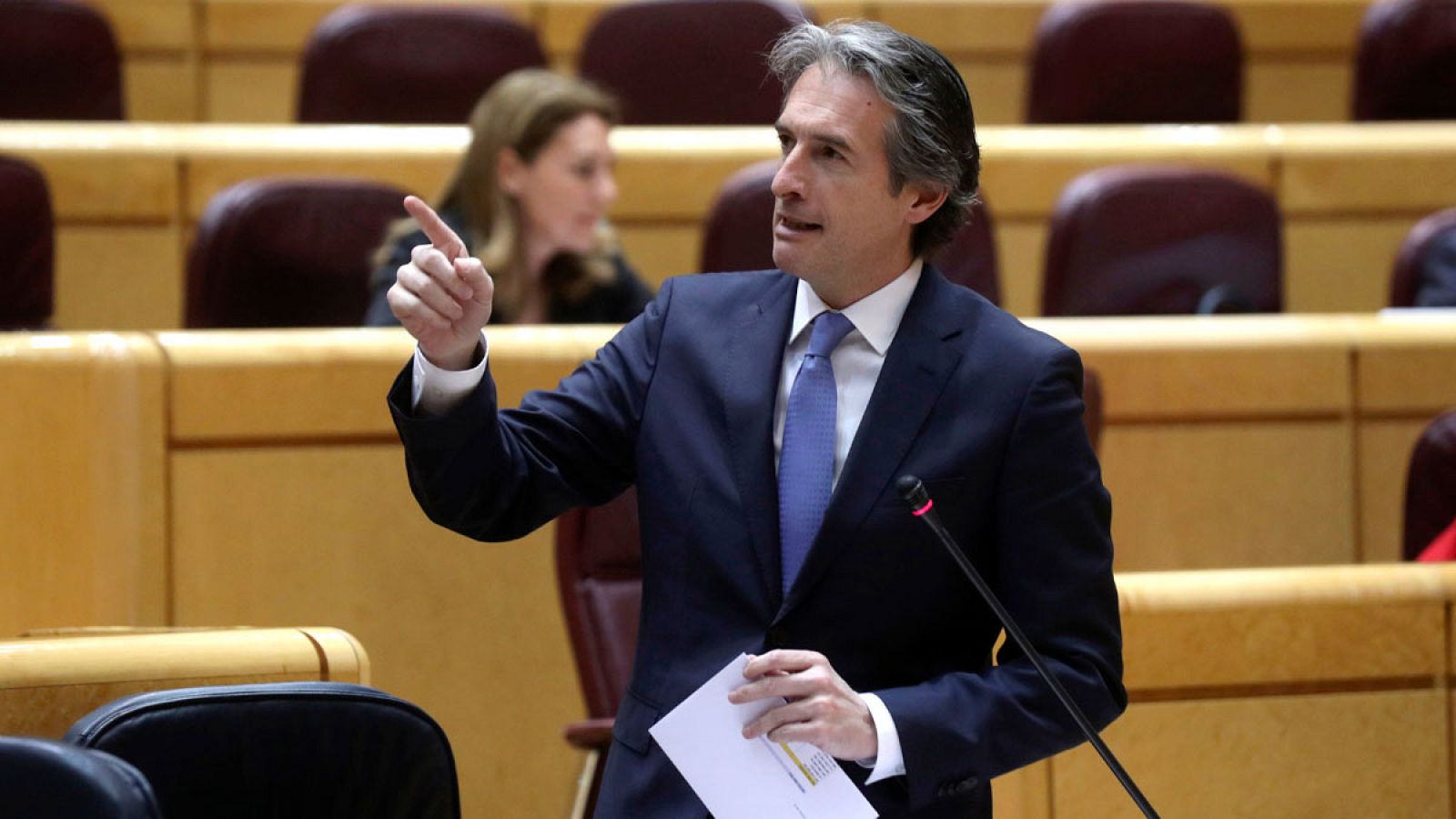 El ministro de Fomento, Iñigo de la Serna, durante su intervención en la sesión de control al Gobierno en el Senado