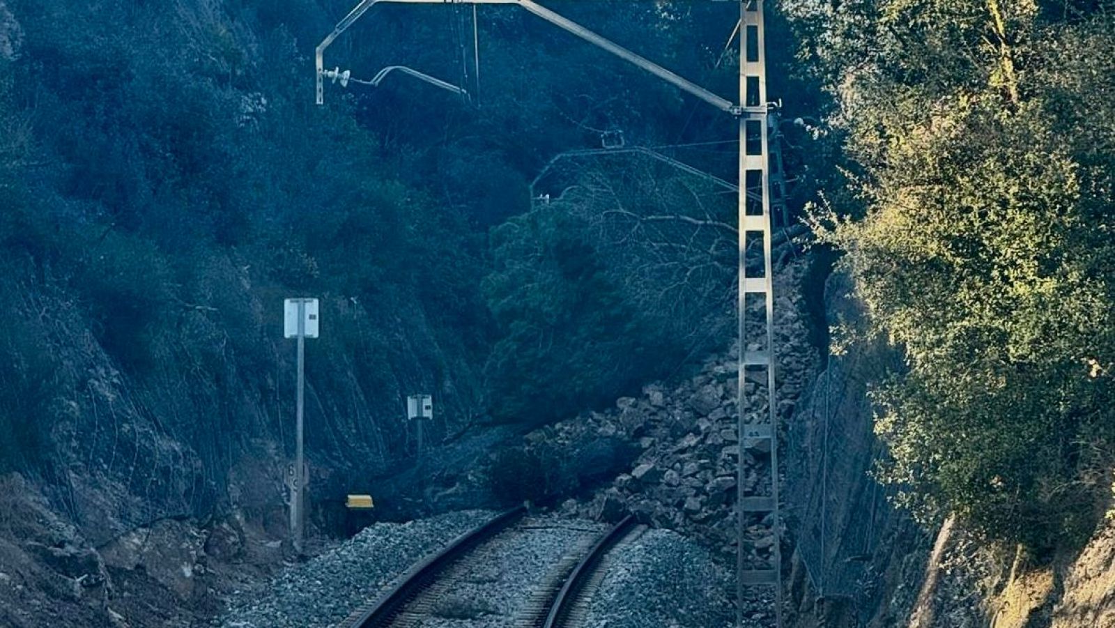Punt de la línia R1 de Rodalies entre Maçanet-Massanes i Blanes interromput per una esllevissada