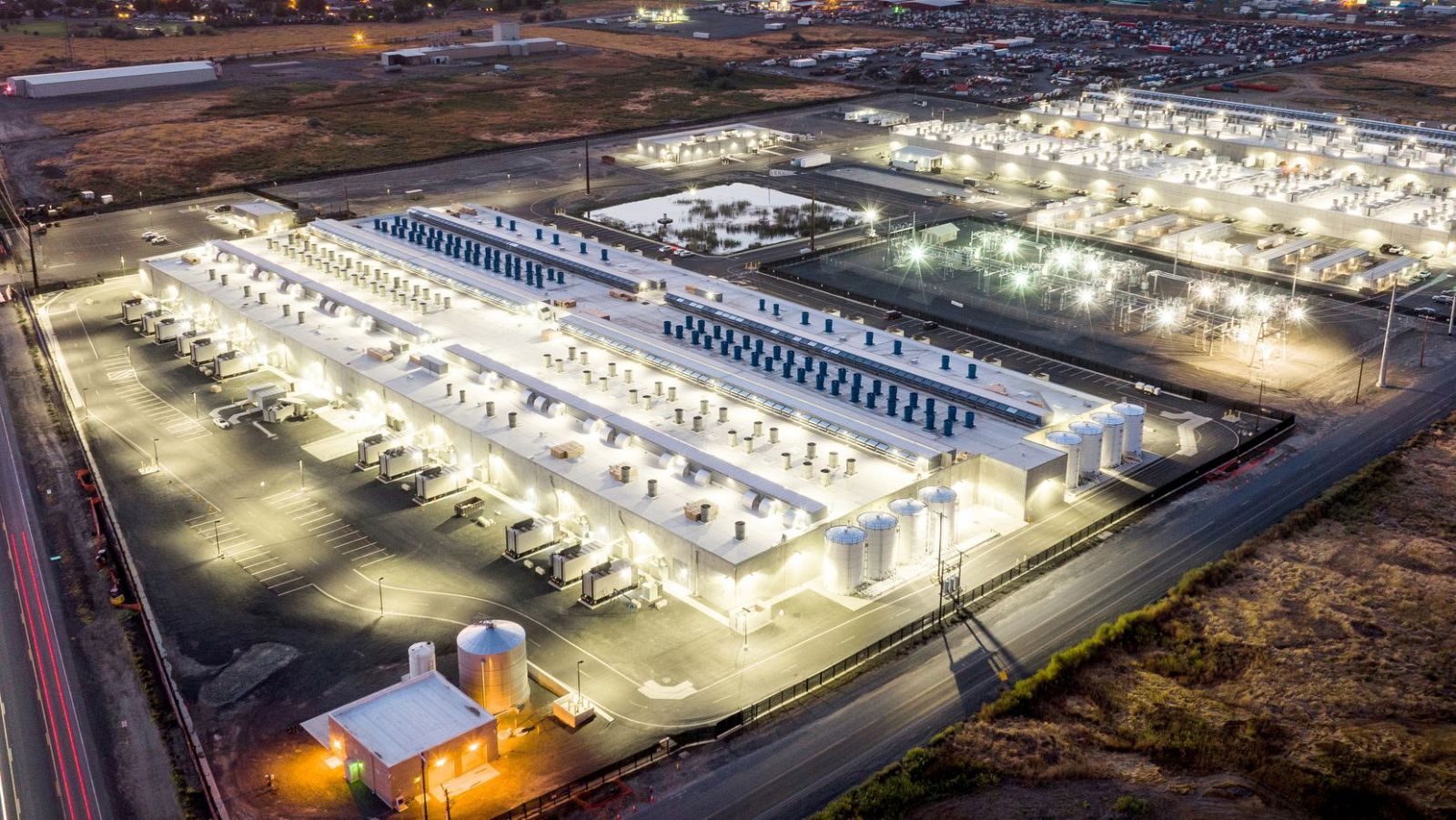 Imagen exterior de un centro de datos. Foto cedida por AWS