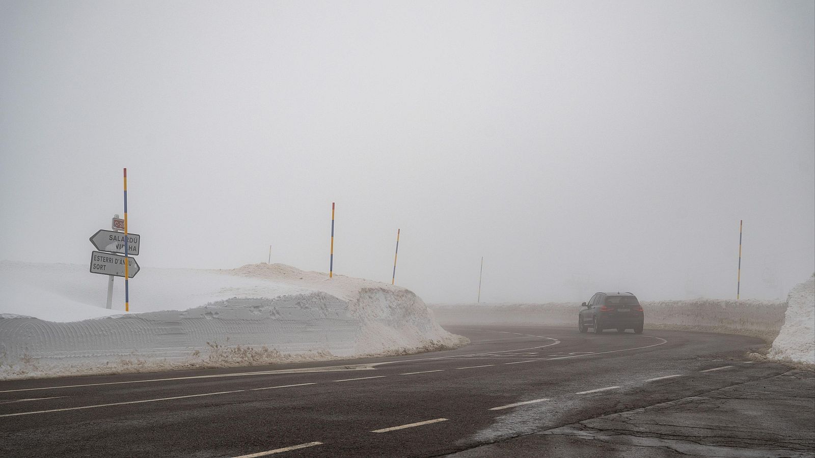 El temporal de nieve afecta a más de 60 carreteras y suspende las clases en Ourense y otros puntos de Galicia