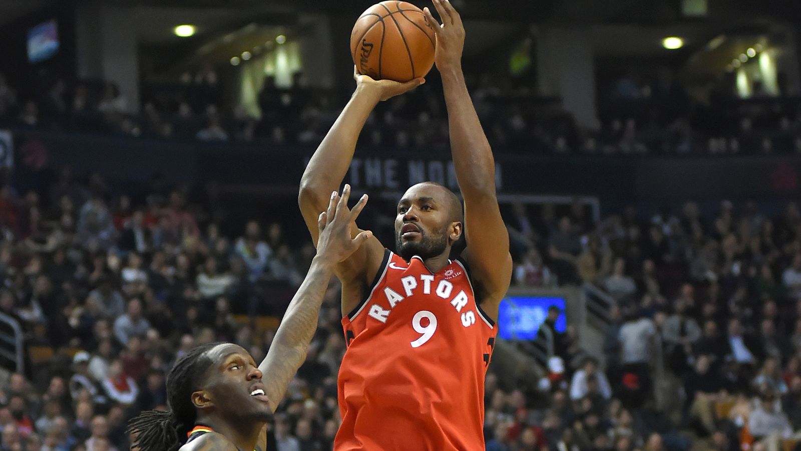 Serge Ibaka ayuda en la victoria de los Raptors ante los Hawks