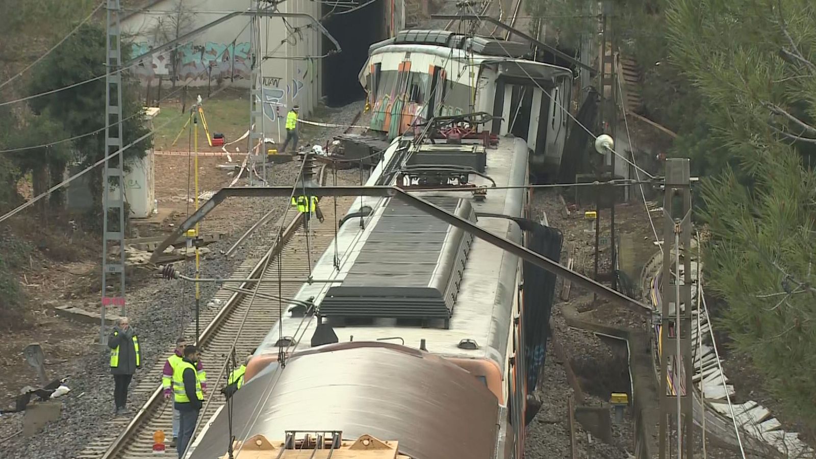 Els operaris treballen en la fase final per retirar el primer comboi del tren sinistrat a Gelida