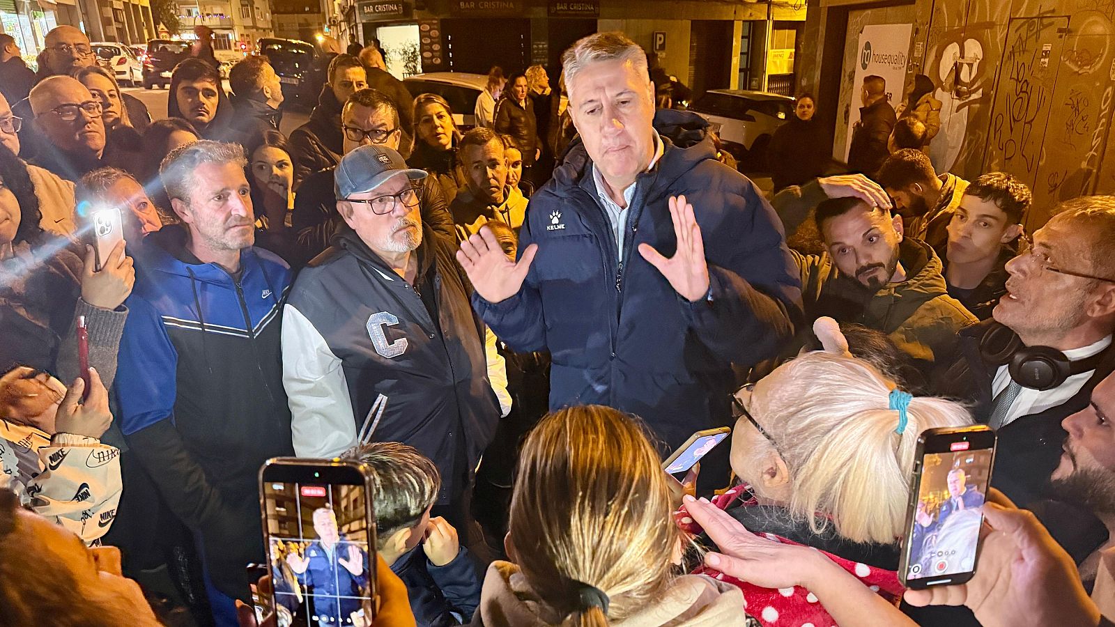 El alcalde de Badalona, Xavier Garcia Albiol, habla con los vecinos tras el desalojo del B9