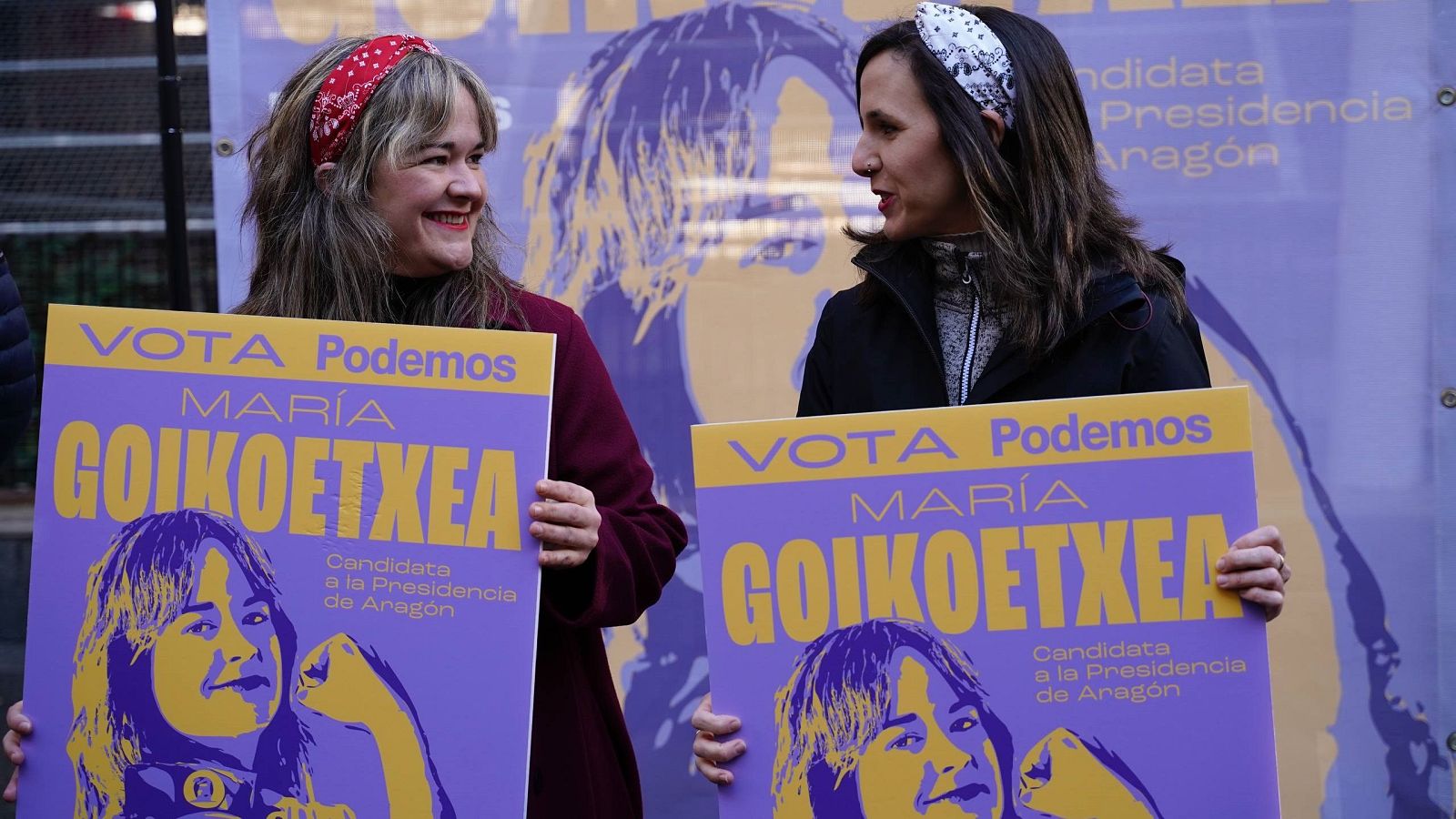 La secretaria general de Podemos, Ione Belarra, y la candidata a la Presidencia de la comunidad de la candidatura conformada por Podemos y Alianza Verde, María Goikoetxea, durante el inicio de la campaña electoral en Zaragoza.