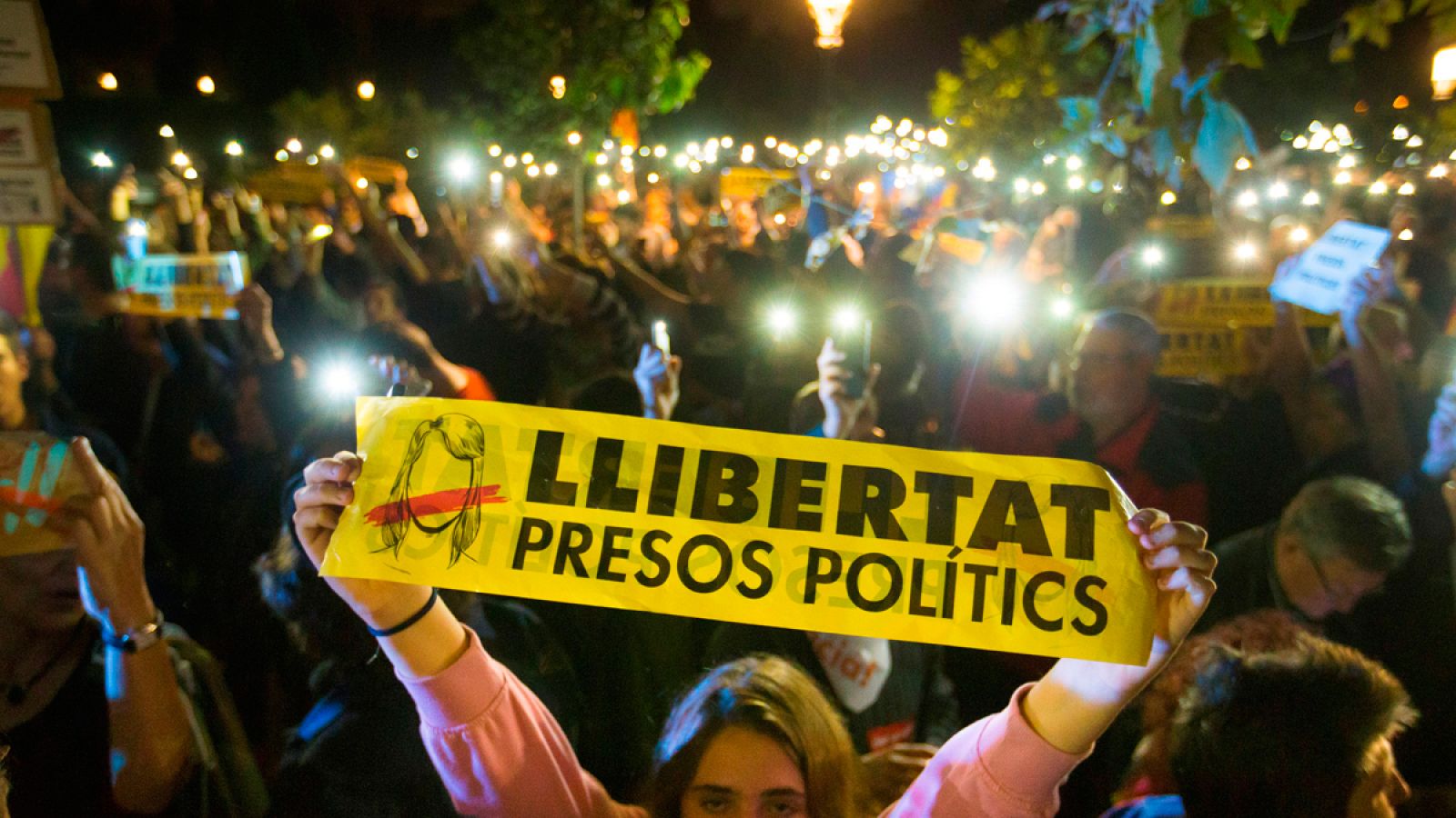 Concentración de apoyo frente al Parlament a los lideres de la ANC y Òmnium Cultural