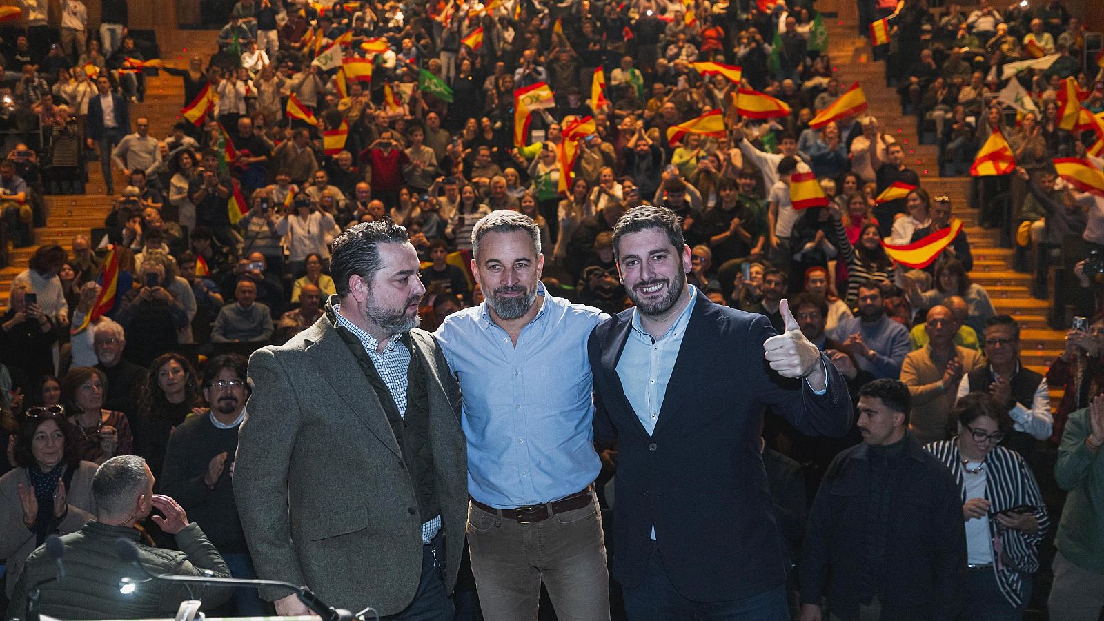 El presidente de Vox, Santiago Abascal; el candidato a la presidencia de Aragón, Alejandro Nolasco; y el cabeza de lista por Huesca, David Arranz.