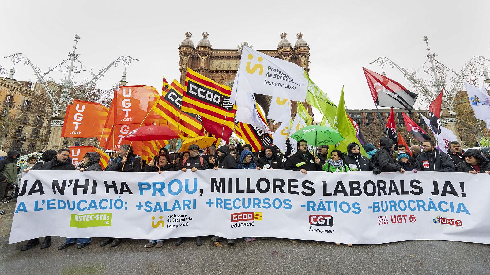 Capçalera de la manifestació unitària convocada pels sindicats USTEC, ASPEC, CCOO, UGT i CGT a l'Arc de Triomf de Barcelona