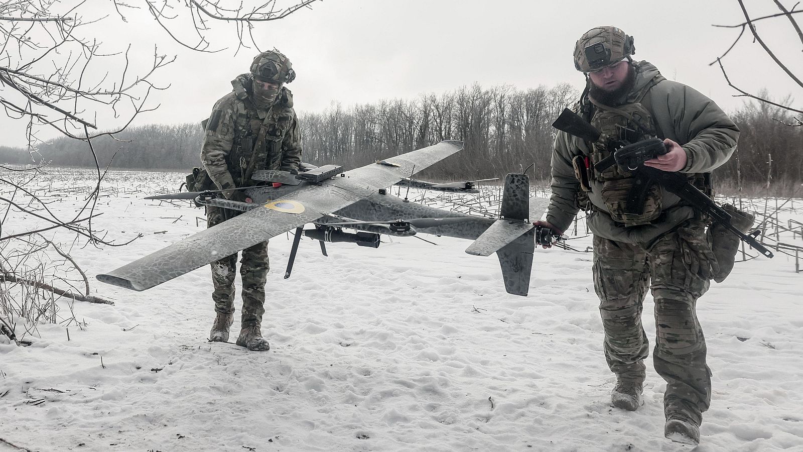 Soldados ucranianos se preparan para lanzar un dron de reconocimiento en la región de Donetsk