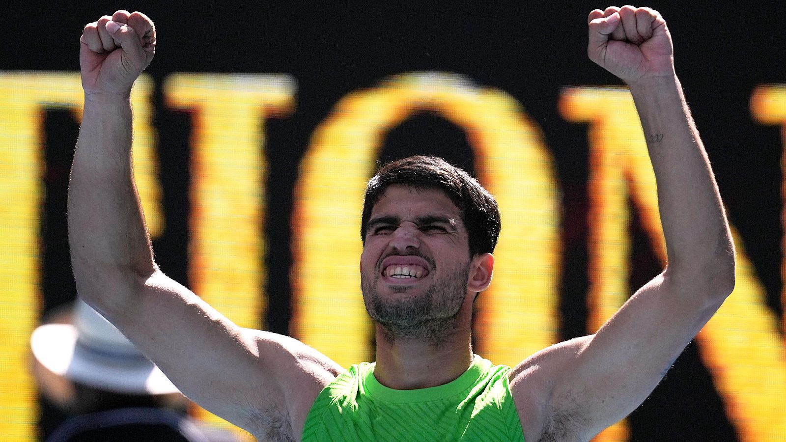 Carlos Alcaraz celebra la victoria contra Tommy Paul, en su partido de cuarta ronda en el  Abierto de Australia