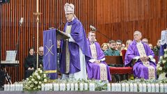 Adamuz recuerda "con el corazón herido" a las 45 víctimas del accidente ferroviario en una misa funeral