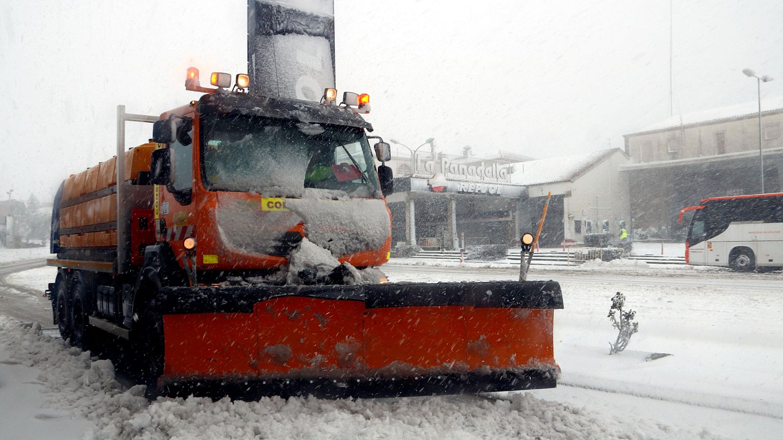 Una màquina llevaneus a l'àrea de servei de la Panadella
