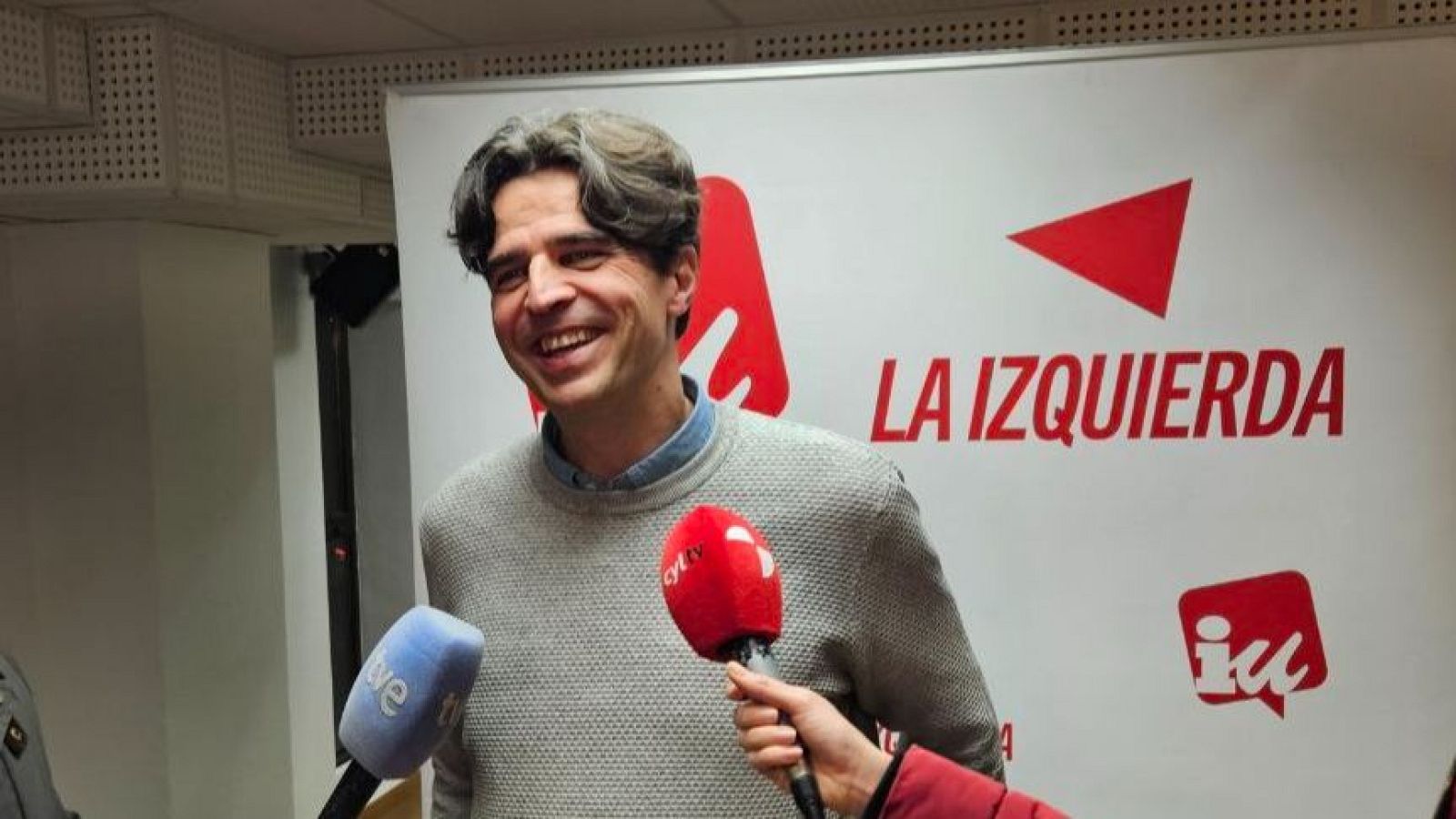 El coordinador de Izquierda Unidad en Castilla y León, Juan Gascón, atiende a los medios en Valladolid.