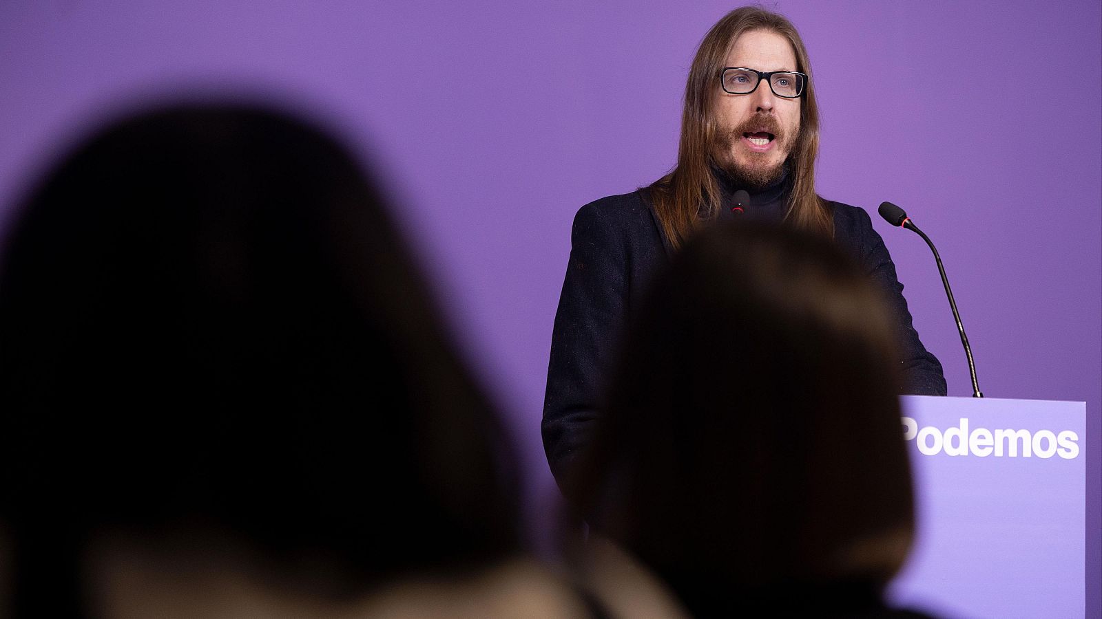 El secretario de Organización y portavoz de Podemos, Pablo Fernández, durante la rueda de prensa ofrecida en la sede de su partido