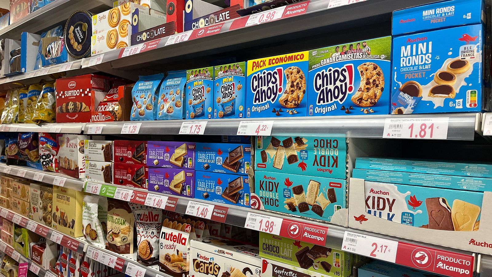 Estantería del supermercado con productos ultraprocesados