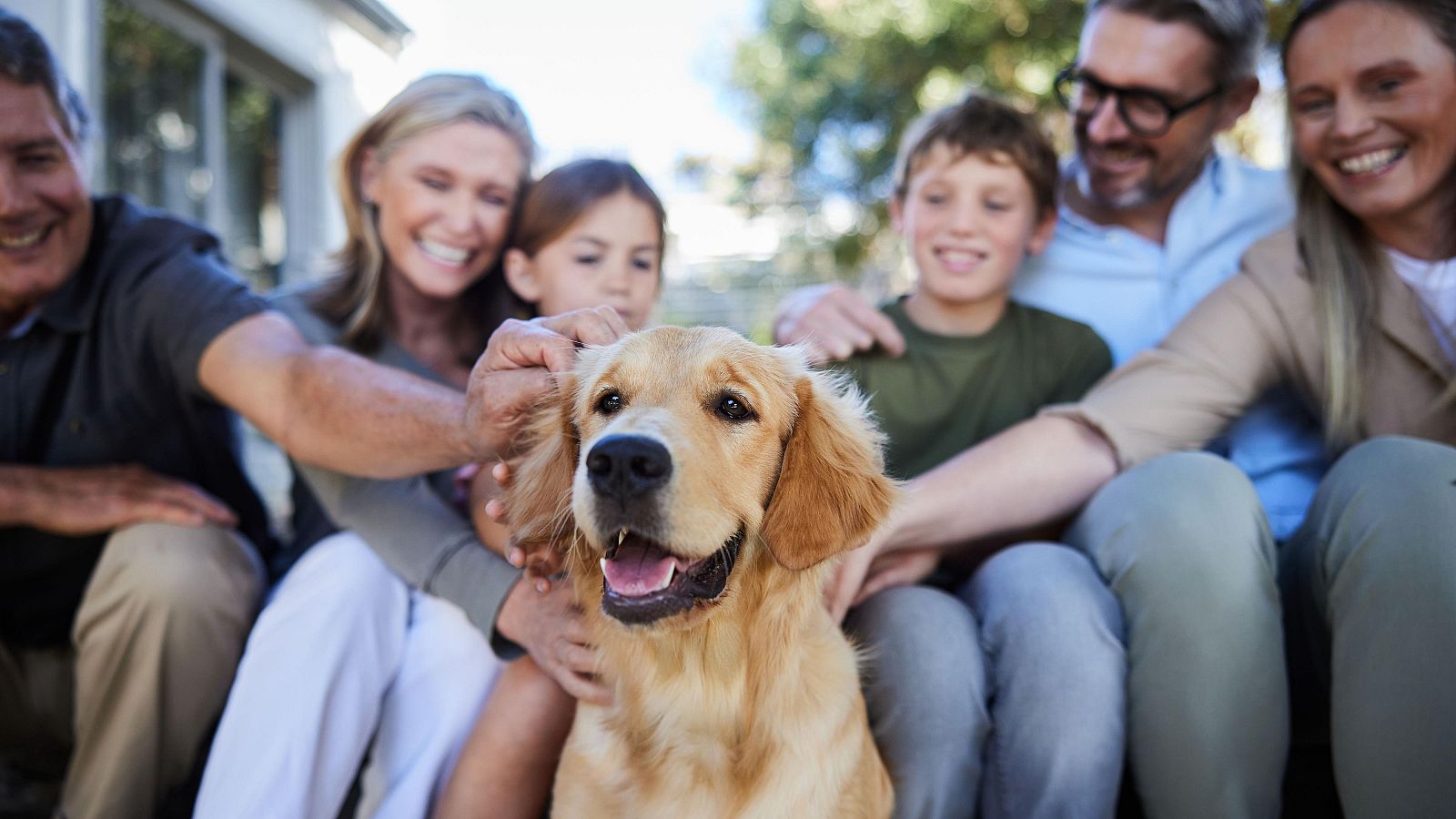 Familia acariciando a su perro