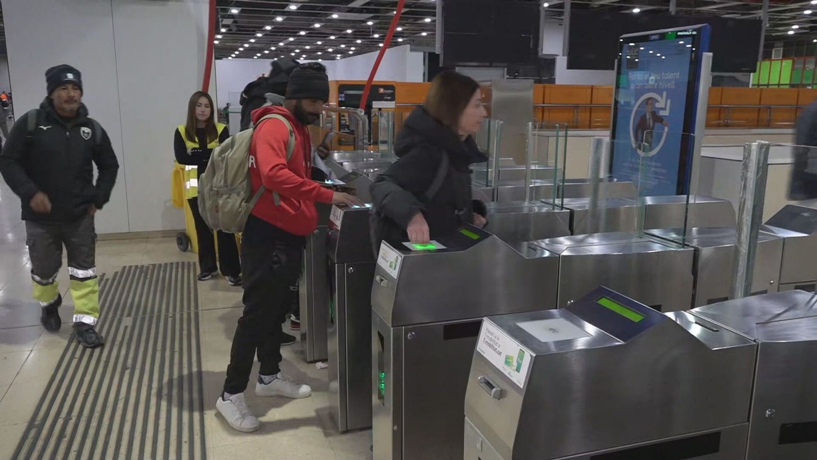Usuaris de Rodalies a l'estació de Sants