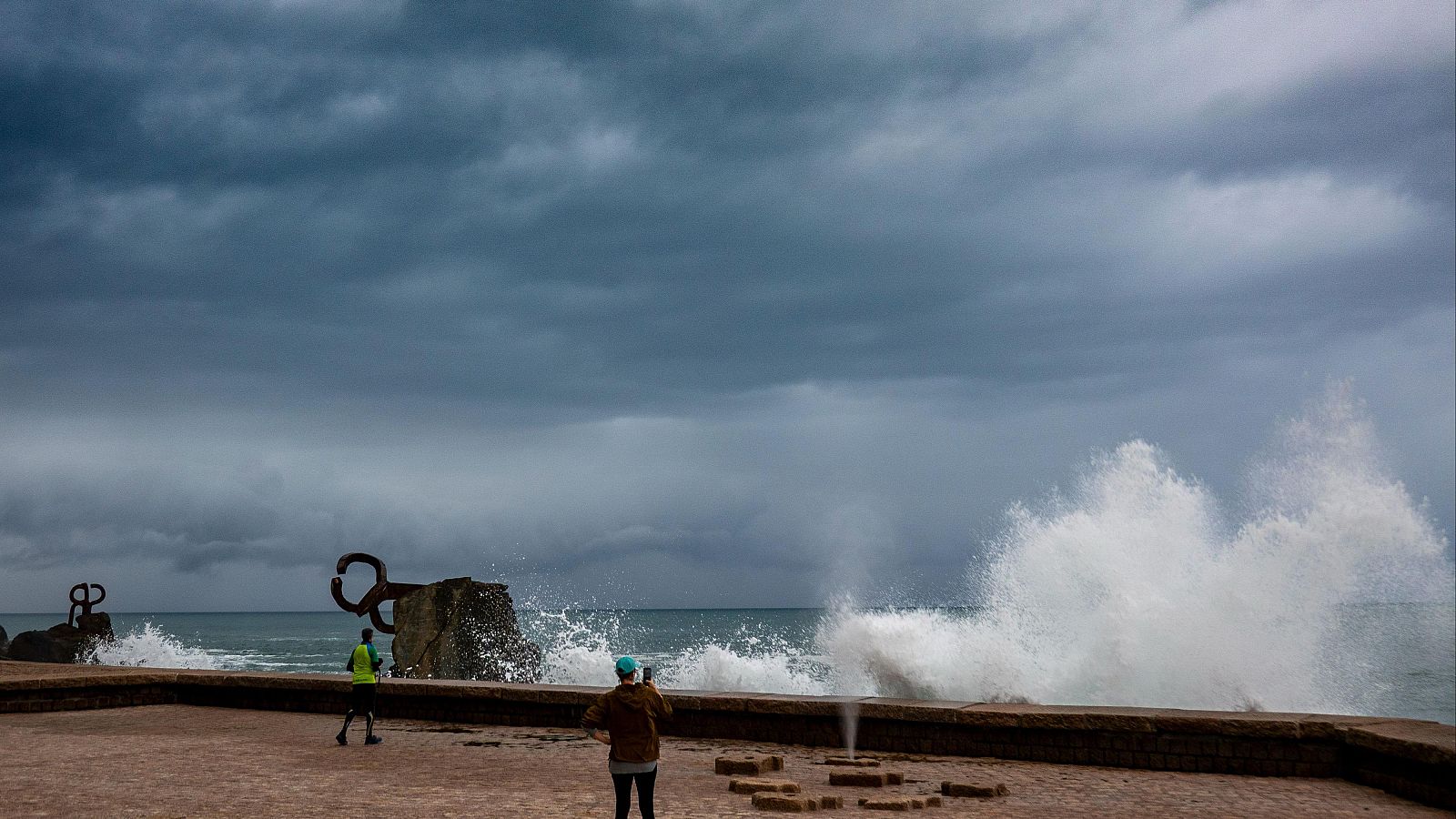 Vista del Peine del Viento en San Sebastián el martes