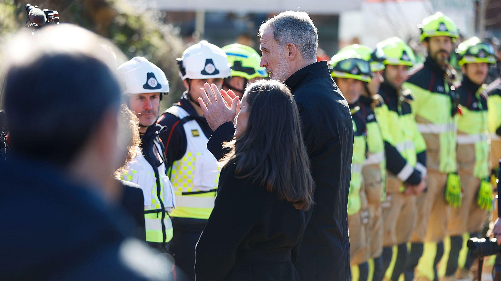 SS.MM. los Reyes durante su visita al lugar del accidente