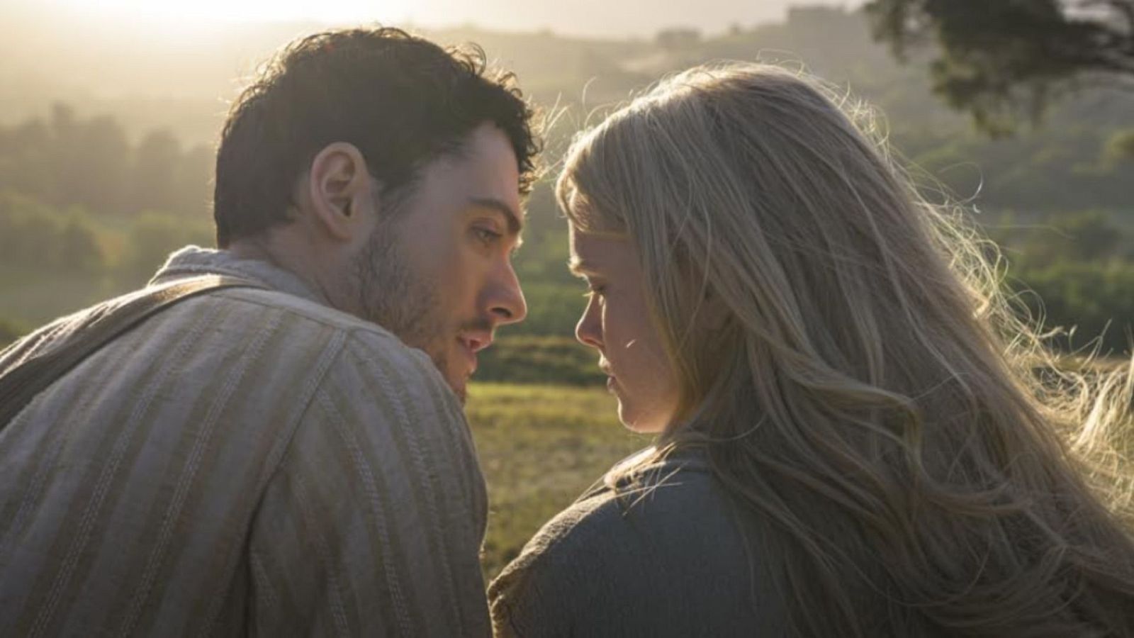Abigail Cowen y Tom Lewis en un fotograma de 'Amor rendentor'.