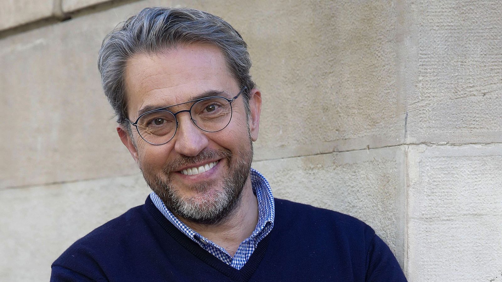 Máximo Huerta nos propone un viaje por la memoria y los secretos familiares en 'Mamá está dormida'.