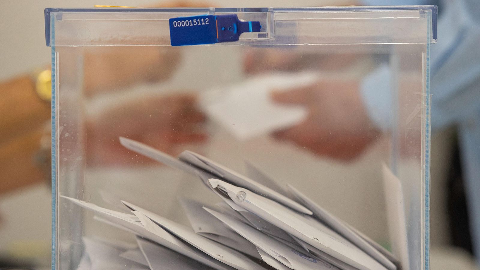 Fotografía de una urna con sobres de votación