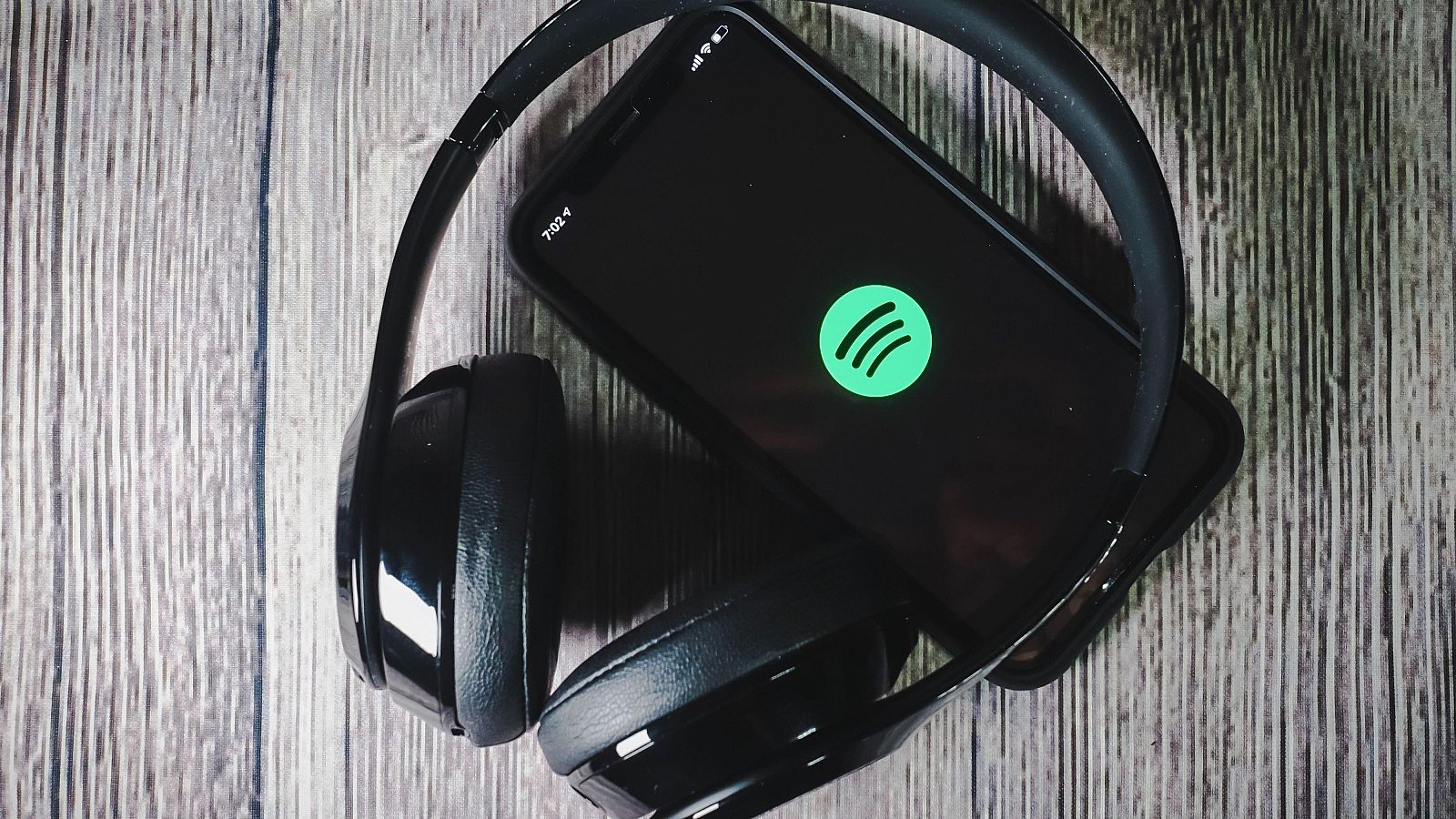 Salvador Sobral y otros 70 artistas retiran su música de Spotify como boicot