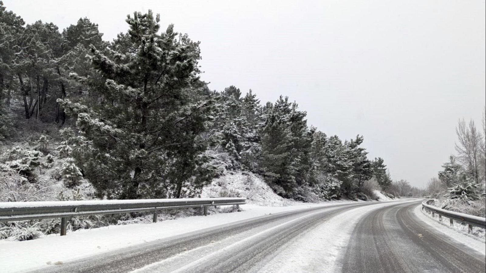 La nieve obliga a cortar al tráfico la A-52 y la N-525 en el límite de la provincia de Zamora con la de Ourense