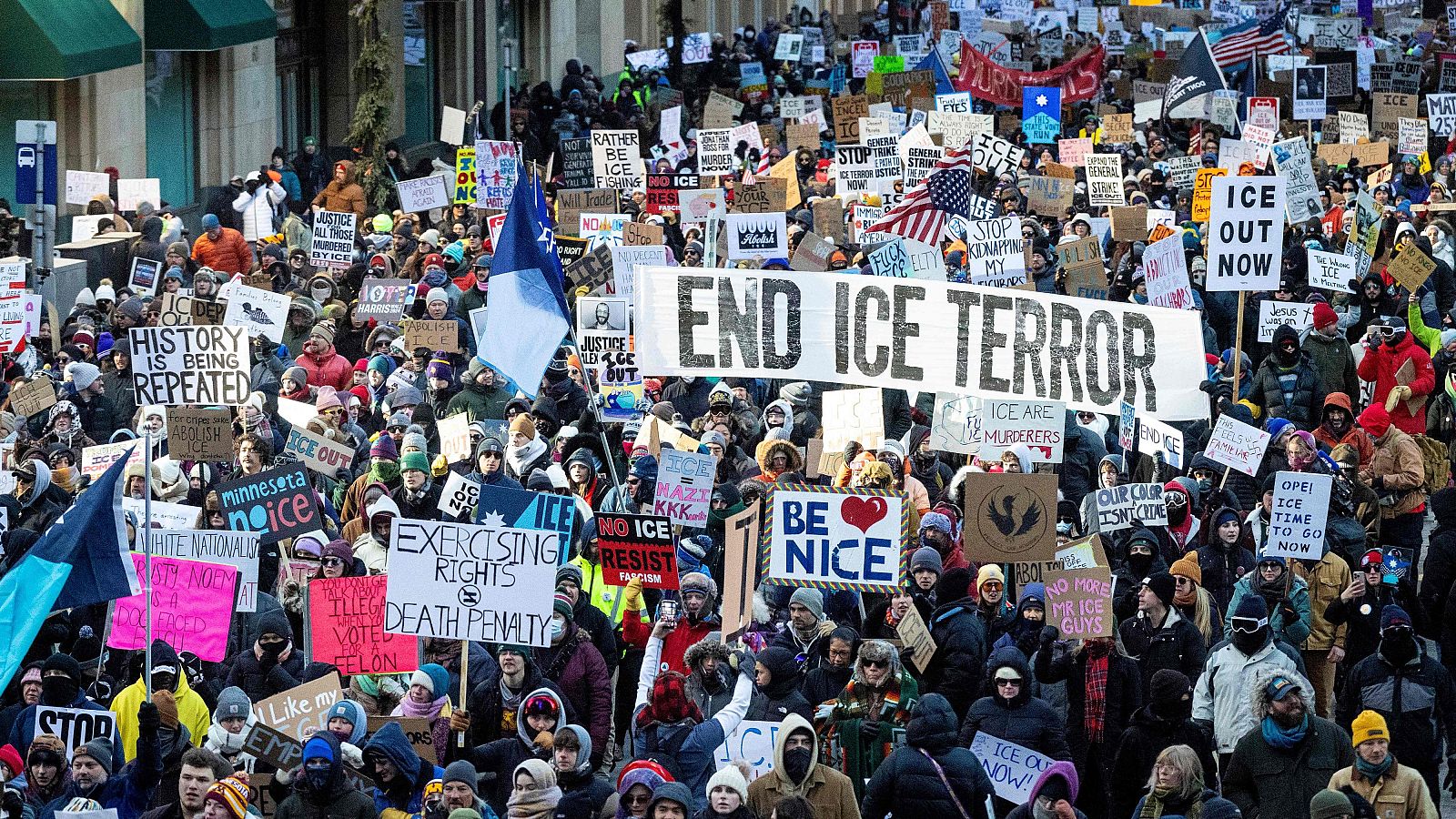 Manifestantes protestan contra el ICE en Mineápolis durante el 'Nationwide Shutdown', cierre nacional.