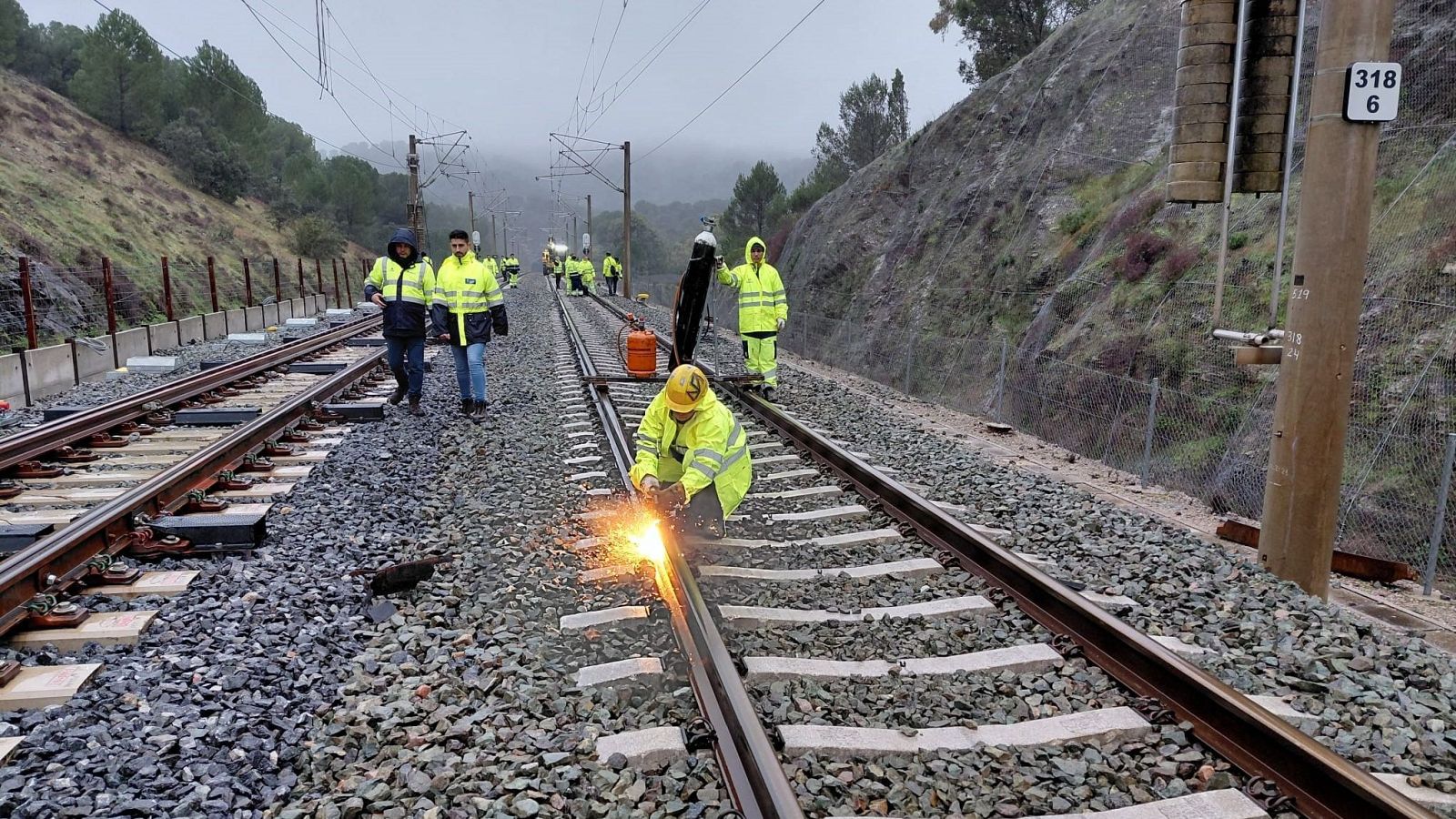 Los trabajos para retomar el servicio avanzan en Adamuz mientras prosigue la investigación