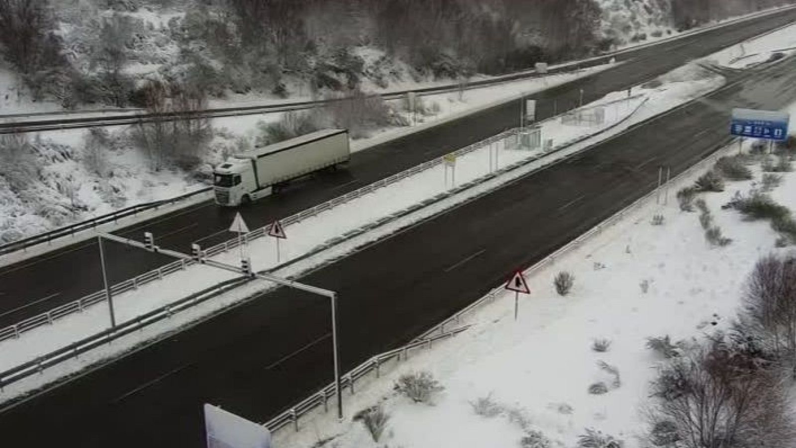 Las nevadas afectan a decenas de carreteras, dos de la red principal, y la lluvia provoca cortes en 27