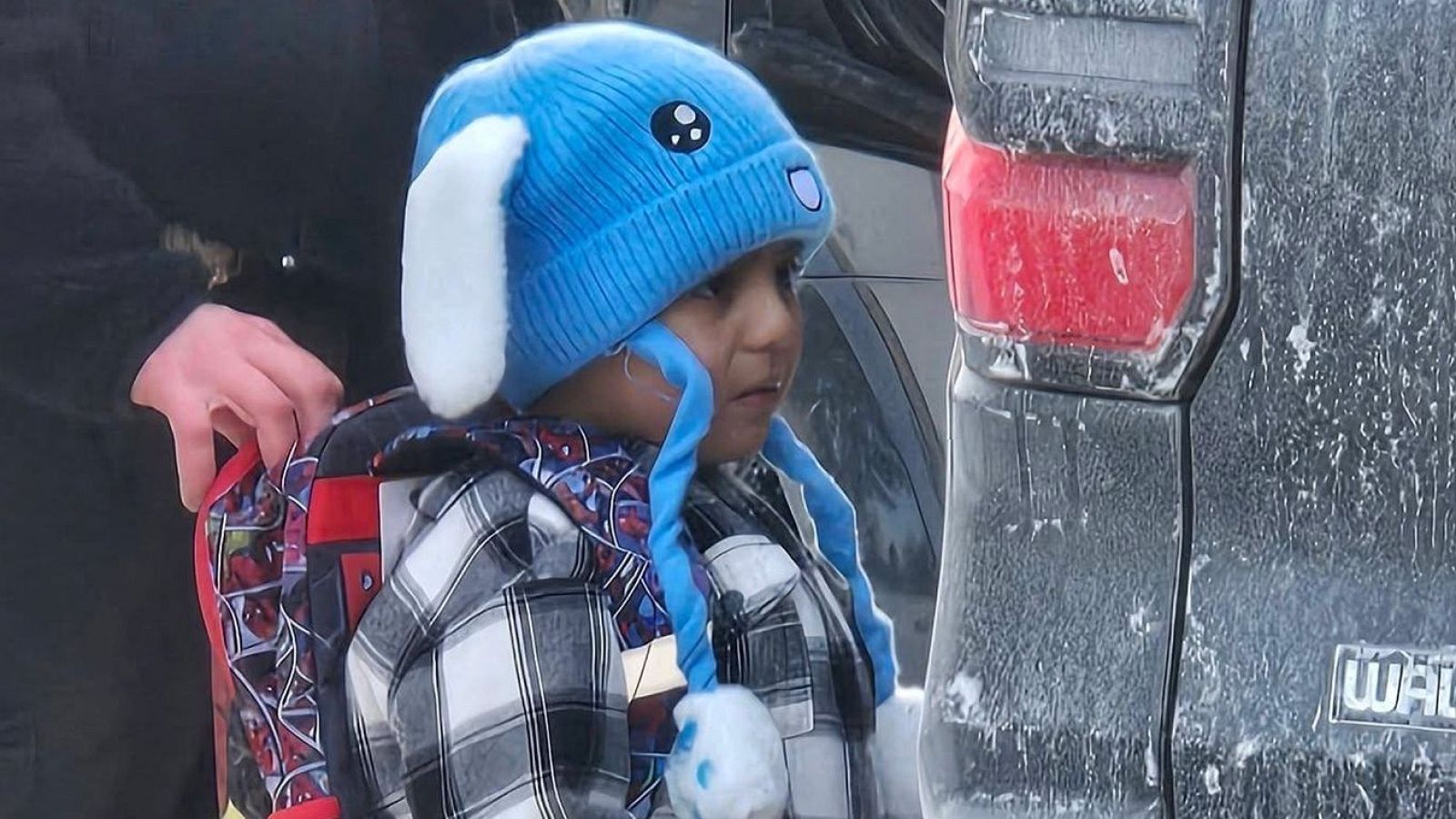 Un agente de ICE sujeta la mochila de Liam Conejo Ramos,  alumno de cinco años, mientras es detenido el 20 de enero de 2026 en Mineápolis