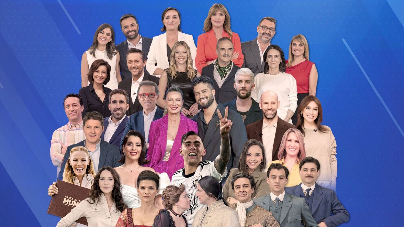 Un grupo numeroso de personas se congrega frente a un fondo azul con líneas diagonales, destacando un cartel con letras doradas y un futbolista con la camiseta de su selección.