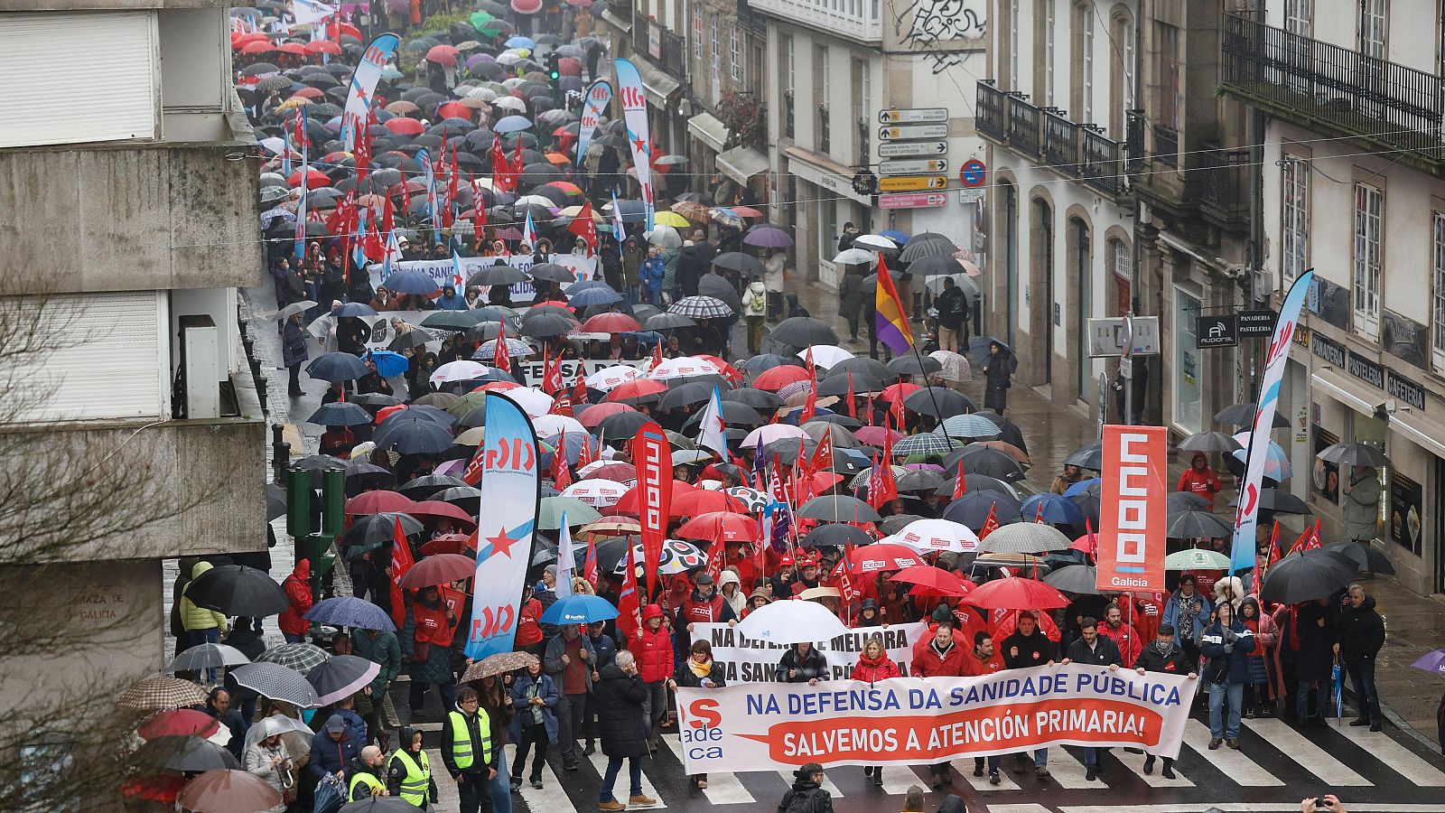 Miles de personas se manifiestan en Santiago de Compostela en defensa del sistema público de salud