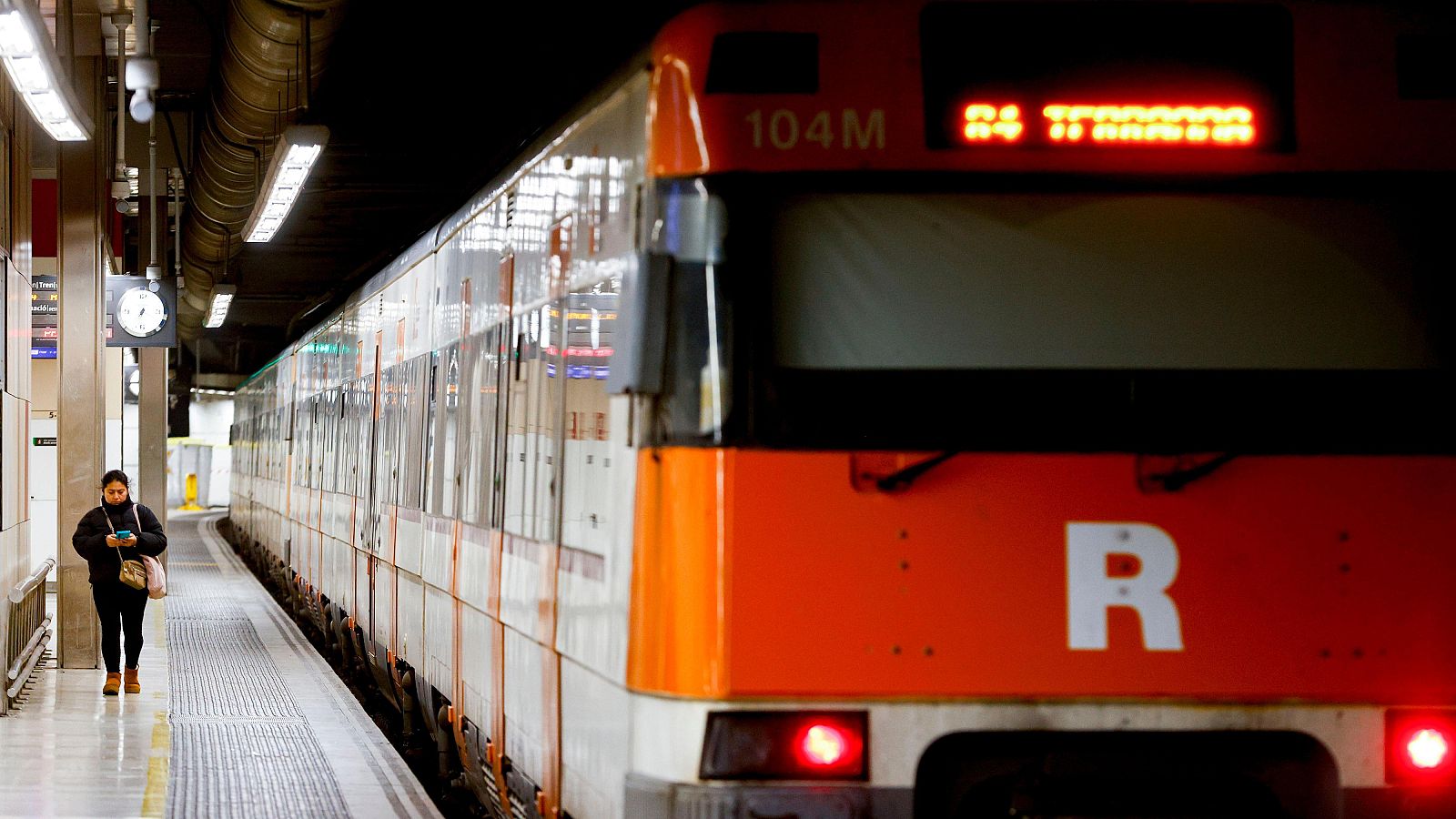 Retrasos de trenes y servicios alternativos de autobús en otro lunes sin normalidad en el servicio de Rodalies