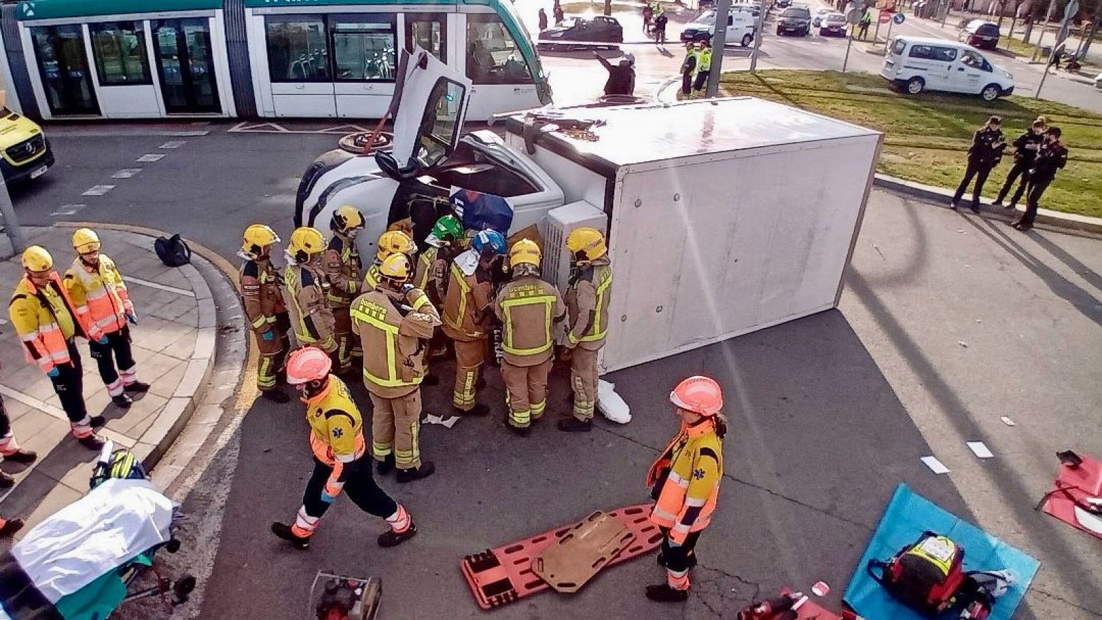 Intervenció dels Bombers per rescatar el conductor del camió després de xocar contra un tramvia a Sant Adrià de Besòs | ACN