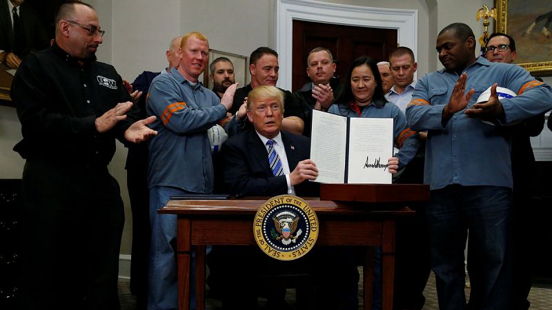 Trump impone oficialmente aranceles del 25% al acero y 10% al aluminio