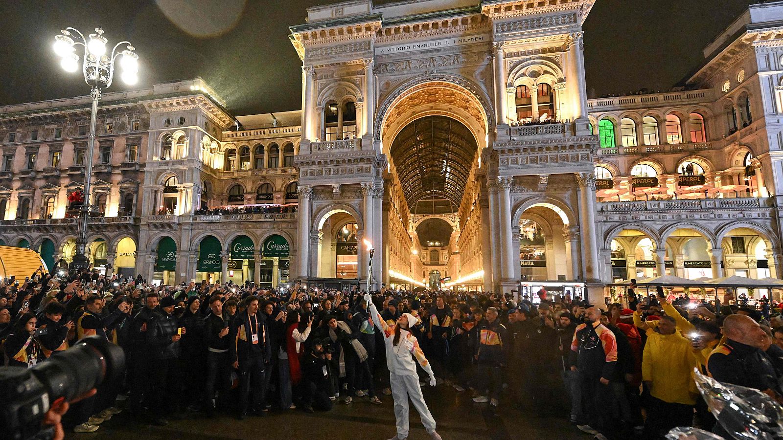 La bailarina de ballet italiana Nicoletta Mann porta la antorcha olímpica en la plaza del Duomo de Milán.
