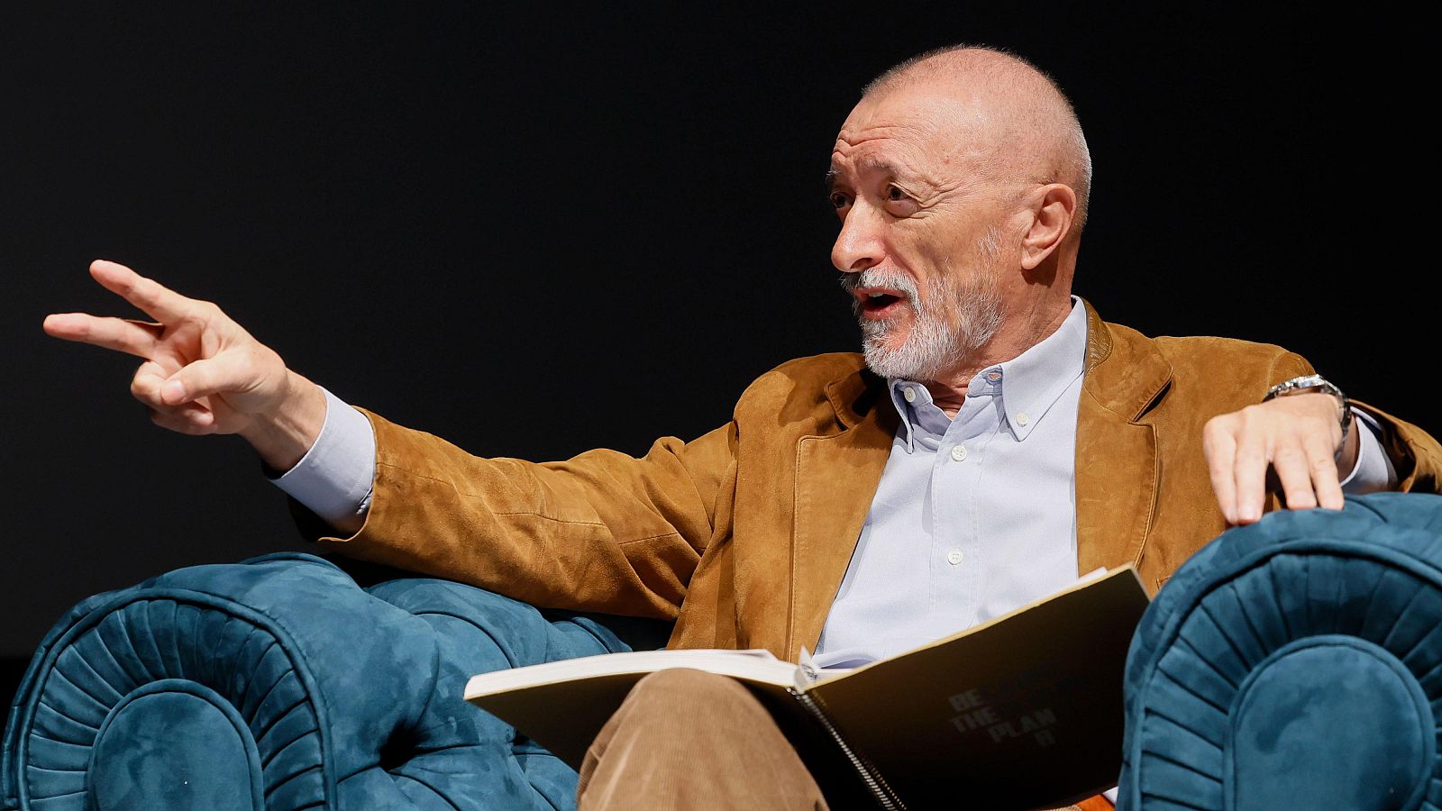 Pérez-Reverte y Vigorra culpan a Podemos de la suspensión de las jornadas sobre la Guerra Civil y acusan a David Uclés de mentir.