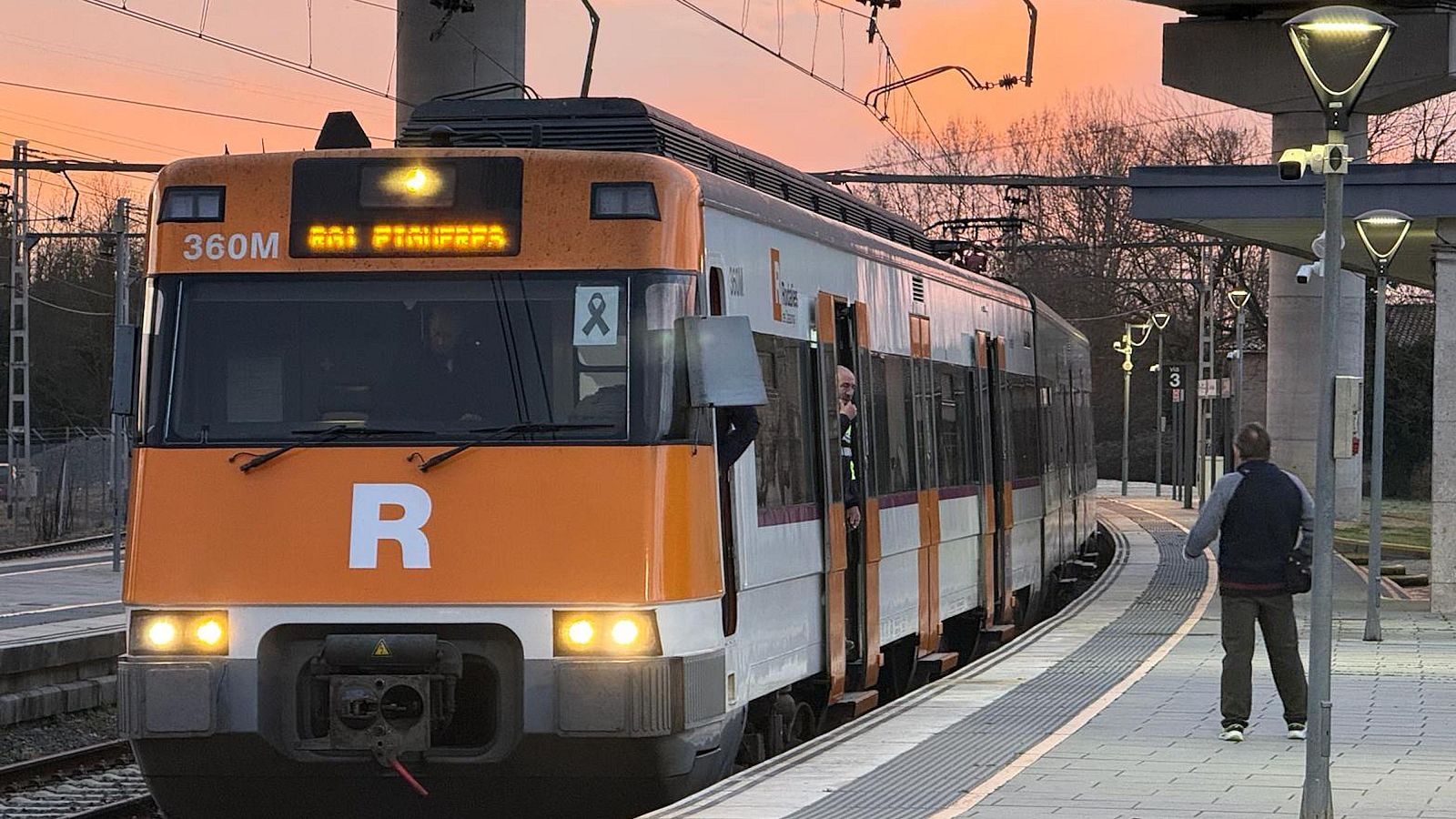 Tren de Rodalies aturat a l'andana