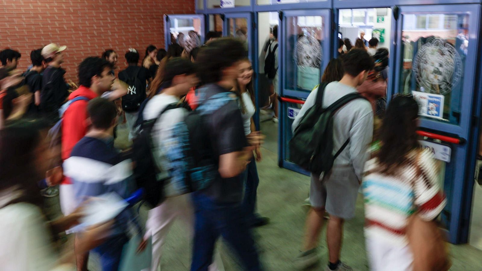 Adolescentes entrando a las aulas