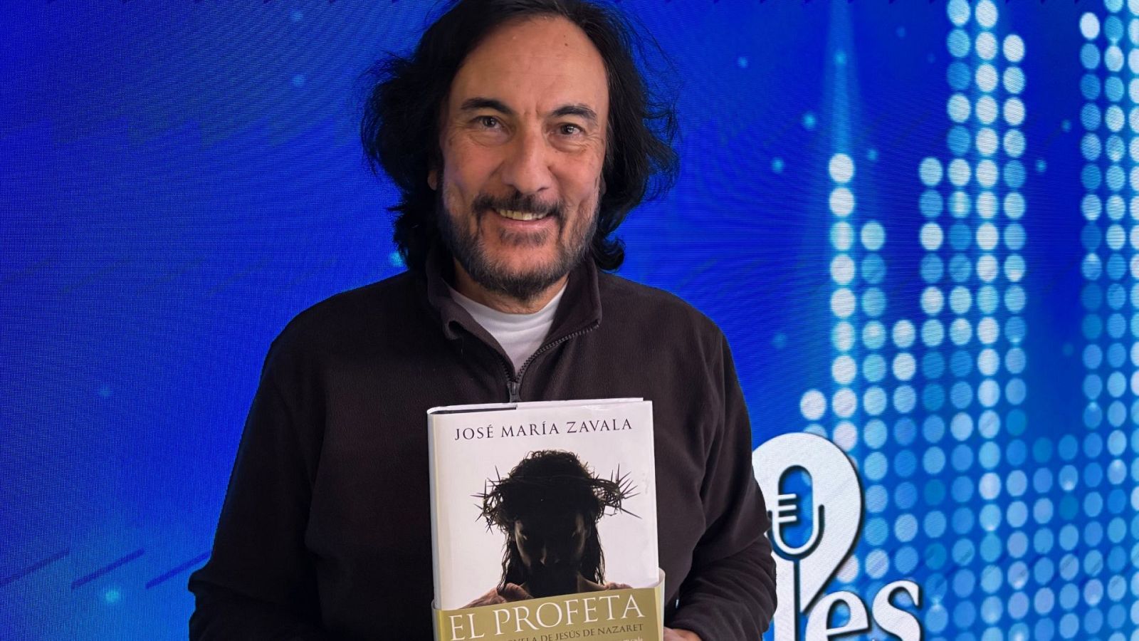 José María Zavala, con la portada de su libro 'El profeta' en los estudios de RNE.