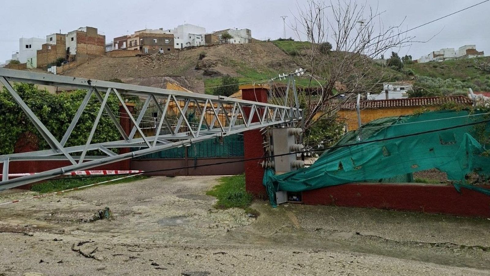 El temporal provoca dos cortes en la alta velocidad en la línea de Antequera y bloquea carreteras