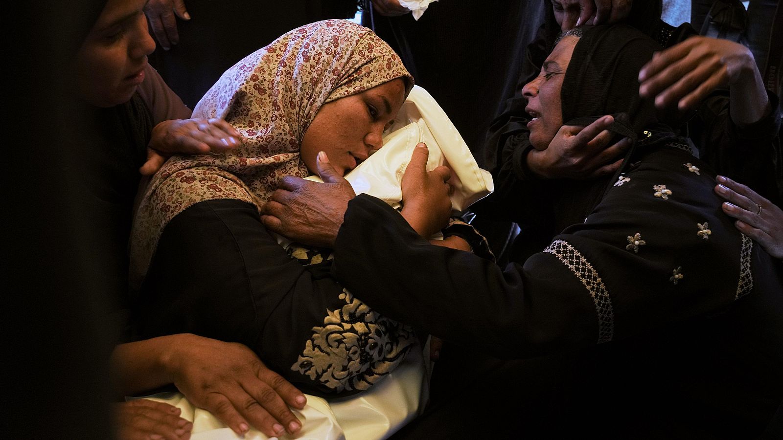 Khadija Abu Rabi llora el cuerpo de su hijo Iyad, de 3 años, quien falleció cuando un ataque israelí impactó las tiendas de campaña que albergaban a personas desplazadas a lo largo de la costa de Jan Yunis.