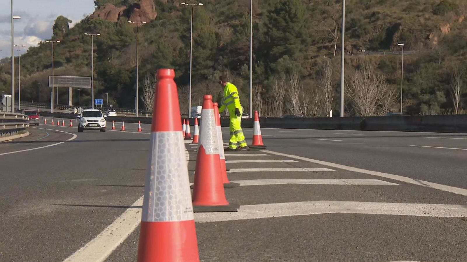 Un operari habilita un carril destinat a la ciruculació dels busos de Renfe a l'AP-7