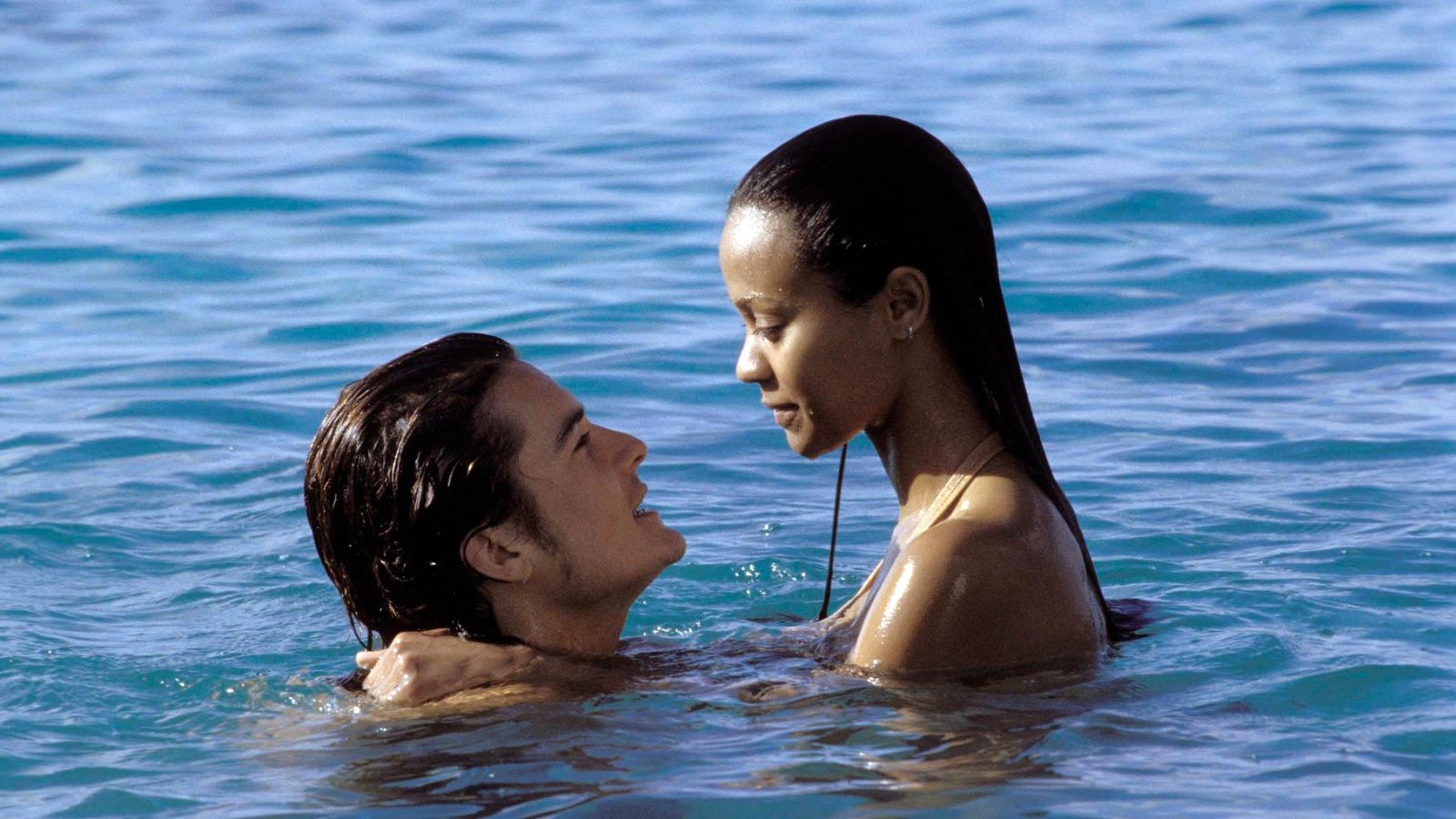 Orlando Bloom y Zoe Saldana viven una peligrosa historia de amor en 'Haven'
